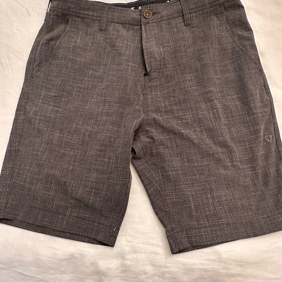 VISSLA Men's Charcoal Flat Front Shorts - Picture 1 of 8